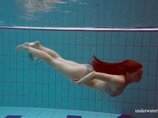 Nejžhavější kuřátko v jít ahead plavání kaluž completely nahý