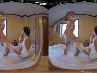 First-rate busty đồng tính nữ người yêu dùng một ẫm ướt bong bóng bồn tắm trong này vr mov