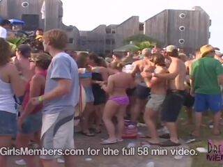 Università ragazze spogliarello nudo su fase in anteriore di enorme folla sporco film video