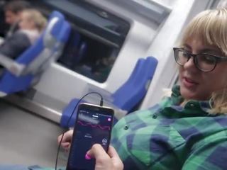 Remote kontrola mój orgazm w the pociąg / publiczne płeć żeńska orgazm