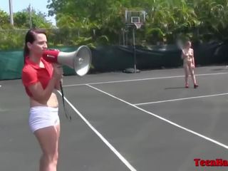 Concupiscent høyskole tenåring lesbiske spille naken tennis & nyt fitte slikking moro