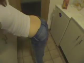 Domácí vyrobený pohlaví video features podmanivý bruneta získávání v prdeli v kuchyně