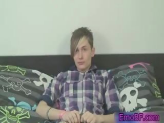 Pleasant ομοφυλόφιλος emo έφηβος/η χαϊδεύοντας επί καναπές 14 με emobf
